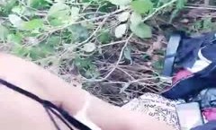 91楠哥户外小树林拍摄自己老婆和炮.友野战黑丝翘臀在别的男人身上扭动特兴奋