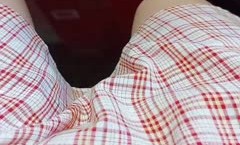 迷人的财务姐姐露脸在办公室上着班发骚，外面还有办公室主任，真空碎花裙，逼里塞着跳蛋抽[chou]插还把自己搞尿了