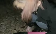 JAV看片！【骚劲小妖精】驾车带着挺嫩金发妹mei子山上玩，脱.光光瑜伽垫上大黑牛玩弄，插入震动玩到天黑再下山