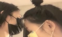 JAV看片！【萝luo莉和御姐姐妹mei花】深夜双女互舔tian啪pa啪大秀，69口口叠罗汉洗澡上位骑乘，很是诱惑喜欢不要错过