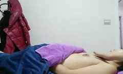 美容养生会所骚逼女技师给顾客做按an摩身体服务偷怕真骚，漏着奶子给客服按an摩给狼友看客户的大.奶子自[zi]慰骚逼