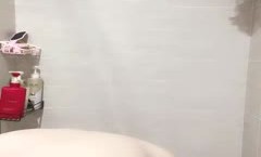 桃母娘娘-大波波-：握着最傲娇的珠穆朗玛峰、浴室惬意洗奶、臀部转转，今晚为你睡不着！