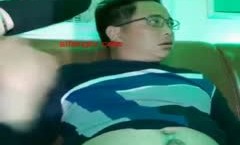 身shen材样貌很不错的性.感大胸美.女为了拉人气和母亲一起在KTV包厢跳艳舞伺候中年男网友,母女俩都被轮🔞操cao了.国语!