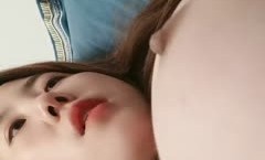 皮肤很白的妹mei子，手持镜头第一视角，手指自[zi]慰，掰开特写，蝴蝶逼超级好看很粉嫩