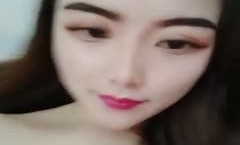 颜值不错红唇长发妹mei子肉肉身shen材自[zi]慰，毛毛浓密全裸掰穴炮.击快速抽[chou]插，尿尿呻吟娇喘诱人