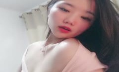 甜美骚妹mei子全程露脸深夜销魂，很会勾搭狼友揉奶玩逼，掰开小[xiao]穴看特写好嫩好紧，自[zi]慰逼逼自己舔tian淫水样子好骚