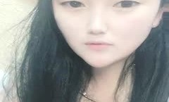 非常干净粉嫩白虎萝luo莉萌妹mei露🔞操cao诱惑，姐妹mei掰特写摸几下就流水非常诱人