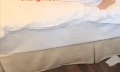 大胆猥琐男背着女友把她气质漂亮的美.女闺蜜弄晕带到酒jiu店玩弄啪pa啪,干醒后竟然全力配合,🔞操cao她趴在床上不动了!